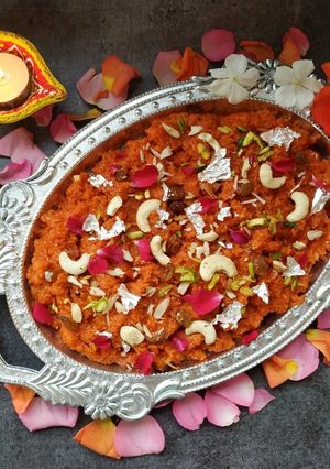 शाही गाजर हलवा (shahi gajar halwa recipe in marathi) रेसिपी चे मुख्य फोटो 
