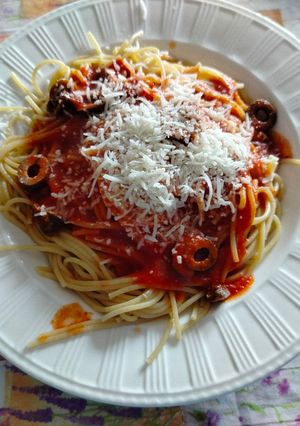 Φωτογραφία της συνταγής Spaghetti με σάλτσα ντομάτας - ελιάς και σταφίδας