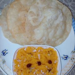 A picture of Halwa poori.