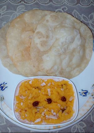 A picture of Halwa poori.