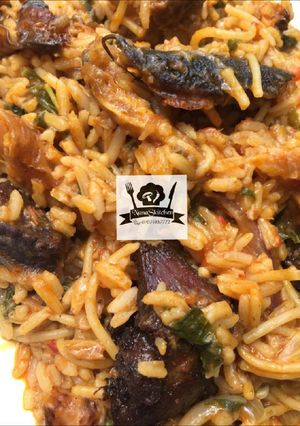 A picture of Native jollof rice and spaghetti 😋.