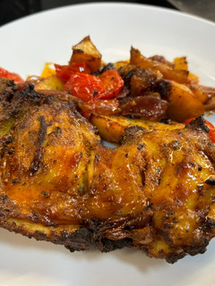 Una foto de Pollo asado estilo turco con patatas y cebolla en Airfryer Cosori