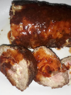 Una foto de Rollo de carnes y salsa roja