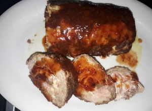 Una foto de Rollo de carnes y salsa roja