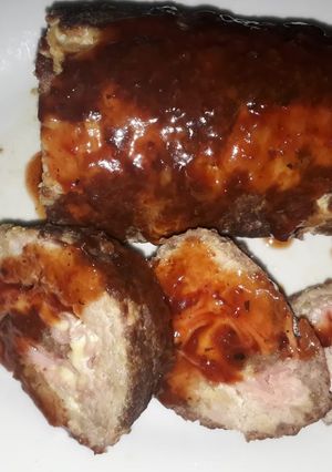 Una foto de Rollo de carnes y salsa roja