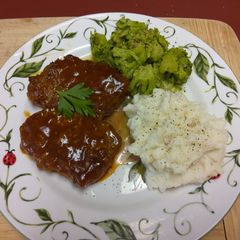 A picture of Lee's Smothered Swiss Style Steaks.