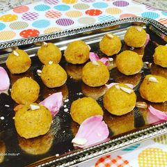 A picture of Grandma's 5 minutes Besan Ladoo.