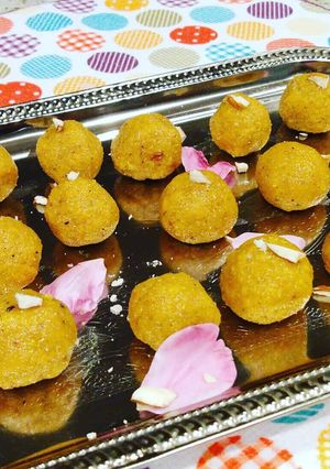 A picture of Grandma's 5 minutes Besan Ladoo.