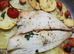 Foto di #499 Filetto di orata su letto di patate in airfryer 🐟🌿🥔🍅🐟