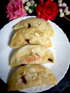करंजी (karanji recipe in Hindi) रेसिपी मुख्य फोटो