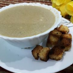 Garlic creamy soup with croutons A picture of Garlic creamy soup with croutons.