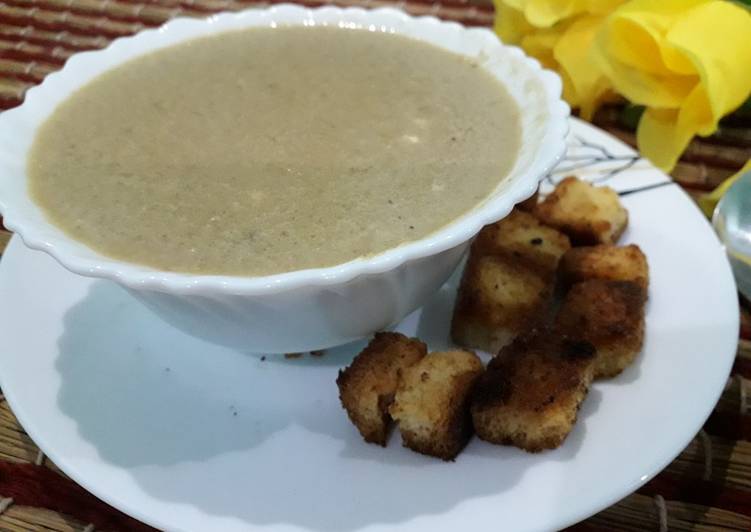 How to Prepare Perfect Garlic creamy soup with croutons