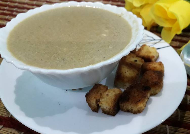 Garlic creamy soup with croutons