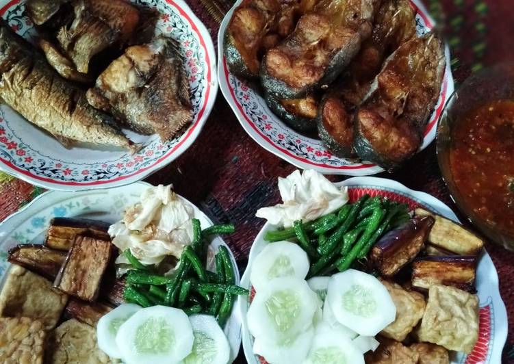 Bahan-bahan Ikan goreng with lalapan masakan sehari-hari Sederhana Untuk Jualan
