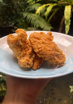Foto resep Ayam Goreng Krispi (Fried Chicken ala KFC / MCD) | Dalemnya juicy banget
