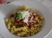Una foto de fusilli con carne