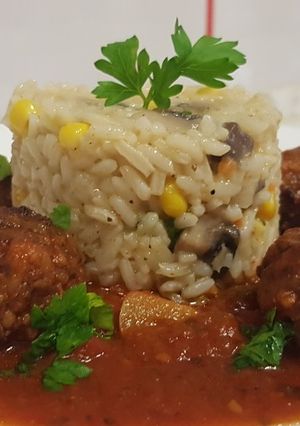 O poză a rețetei Chiftele marinate în sos de roșii și orez cu legume.