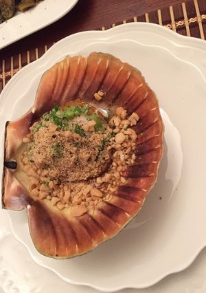 Hình của món Sò điệp nướng mở hành.