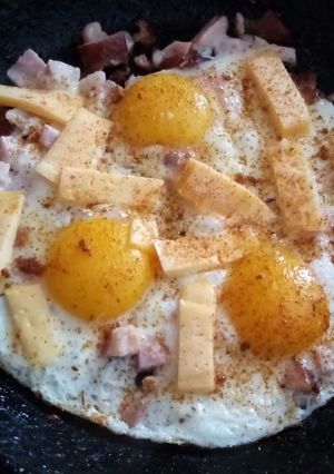 Фото Яичница с копченой грудинкой и сыром.