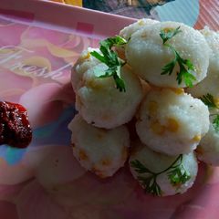 A picture of Steamed rice rava balls.