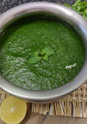 A picture of Green Chutney (Coriander Mint Chutney) !!.