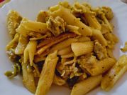Una foto de pasta con tocineta de la abuela