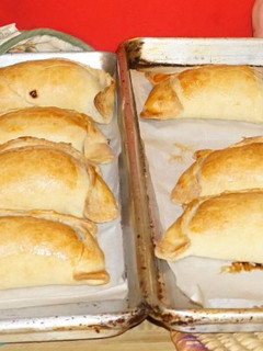 Una foto de EMPANADAS CON PINO DE CARNE ASADA. JON STYLE
