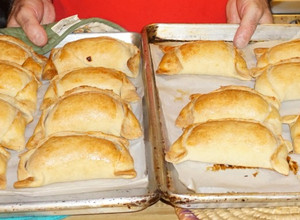 Una foto de EMPANADAS CON PINO DE CARNE ASADA. JON STYLE