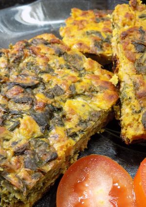 Una foto de Budín de cabutia, kale y quesos varios