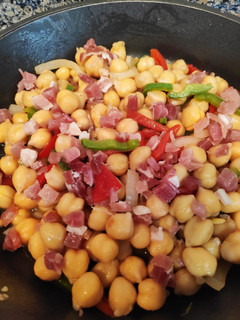 Una foto de Garbanzos con pimientos y jamón