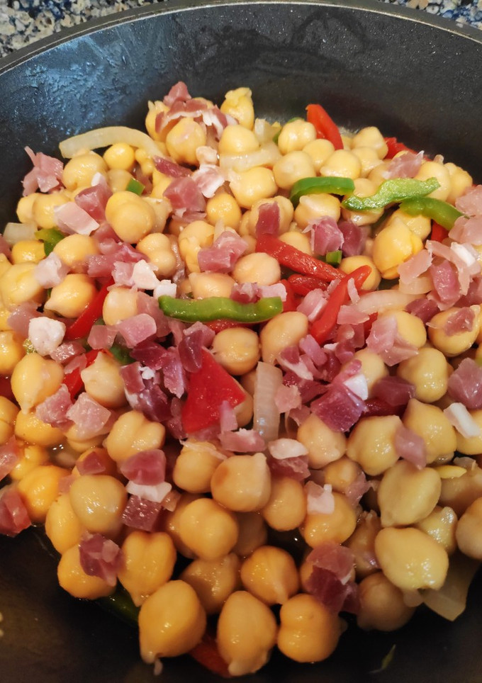 Una foto de Garbanzos con pimientos y jamón