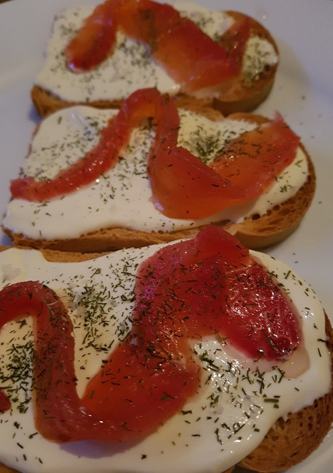 Una foto de Salmón a mi marinado de remolacha