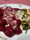 Ñoquis de remolacha con salteado de vegetales y crema