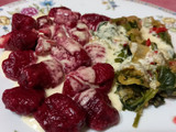 Ñoquis de remolacha con salteado de vegetales y crema