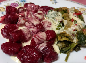 Una foto de Ñoquis de remolacha con salteado de vegetales y crema