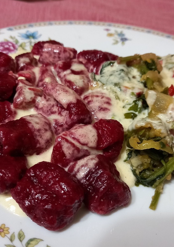 Una foto de Ñoquis de remolacha con salteado de vegetales y crema