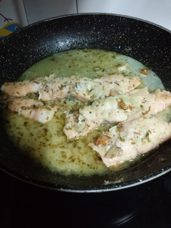 Una foto de Salmón a la mantequilla