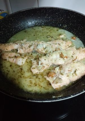 Una foto de Salmón a la mantequilla