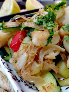 Una foto de Sepia con verduras estilo Thai