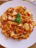 Pasta con salsa casera de tomate, bacalao confitado y albahaca