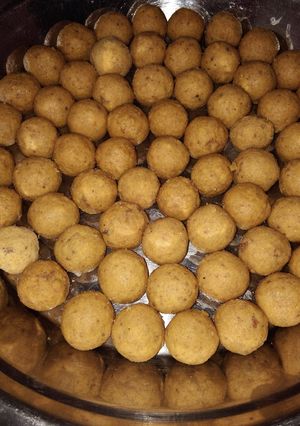 A picture of Besan and Wheat flour Laddoo.