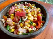 Una foto de ensalada de choclo