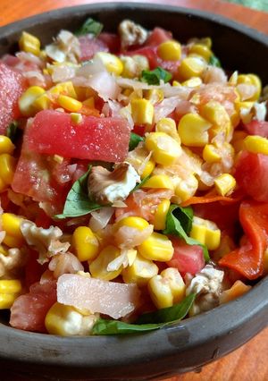 Una foto de Ensalada de choclo, tomate y más 🌽🍅