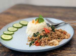 A picture of Minced pork stir-fry with basil and chillies.