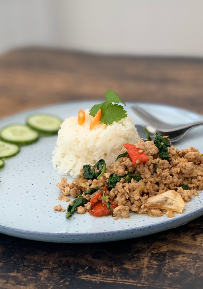 A picture of Minced pork stir-fry with basil and chillies.