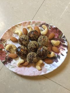 டேட்ஸ் லட்டு🌴🌴 (Dates laddo recipe in tamil) செய்முறை முக்கிய புகைப்படம்