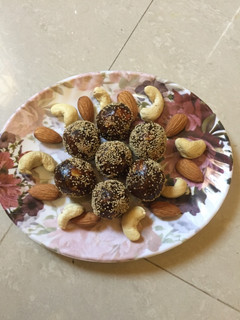 டேட்ஸ் லட்டு🌴🌴 (Dates laddo recipe in tamil) செய்முறை முக்கிய புகைப்படம்