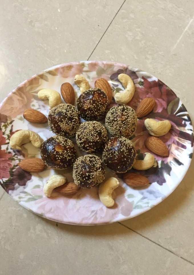 டேட்ஸ் லட்டு🌴🌴 (Dates laddo recipe in tamil) செய்முறை முக்கிய புகைப்படம்