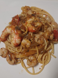 Una foto de Espaguetis con gambas