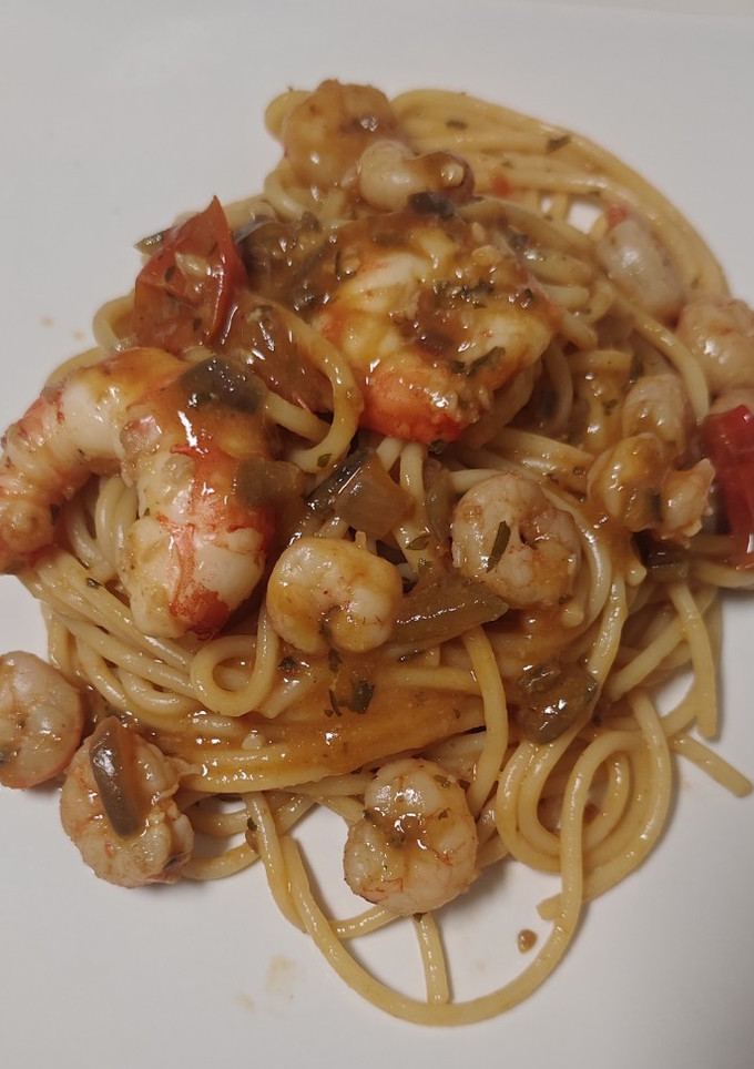 Una foto de Espaguetis con gambas